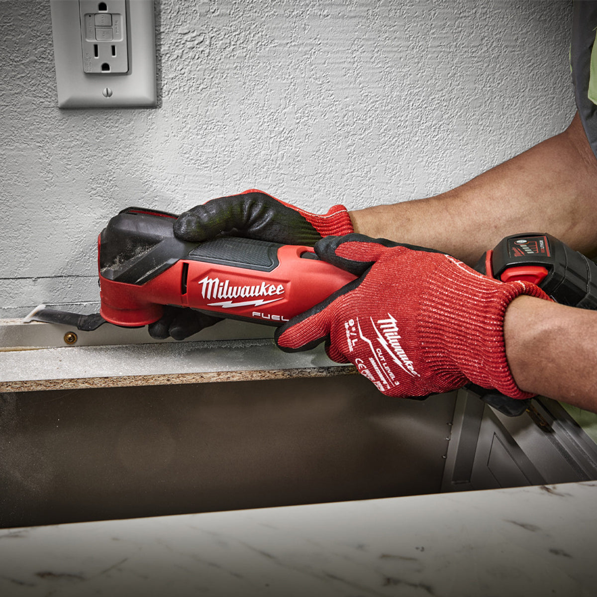 Milwaukee M18FMT-0 18V Oscillating Multi-Tool 1 x 5.0Ah Battery Charger & 39 Piece Accessories Set
