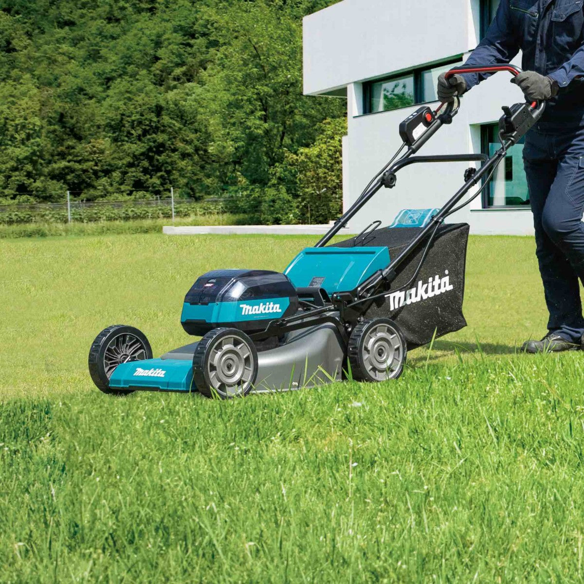 Makita LM001GT204 40Vmax XGT Brushless Lawnmower with 2 x 5.0Ah Battery & Charger