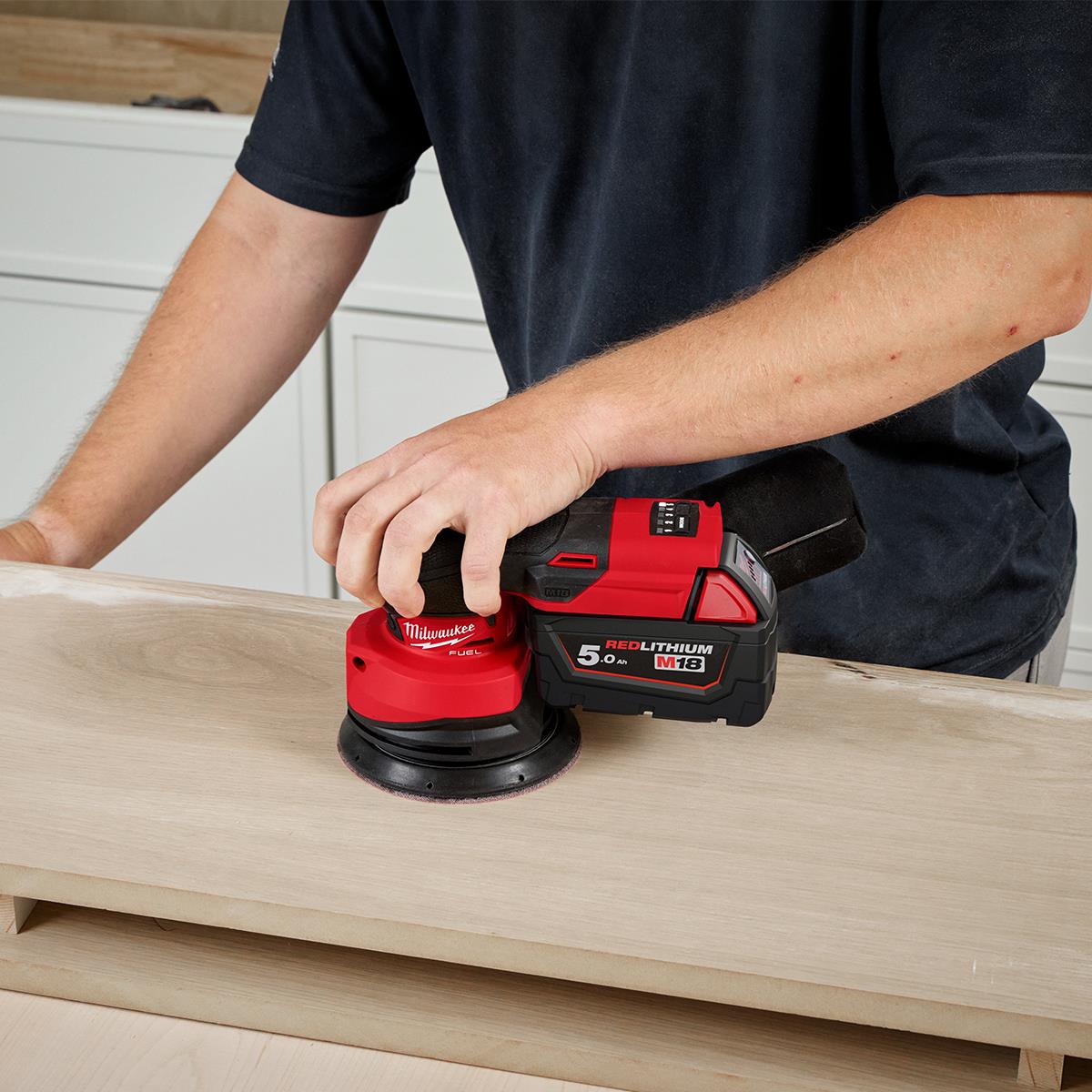 Milwaukee M18FROS125-0X 18V M18 Brushless Random Orbital Sander with 1 x 12.0Ah Battery Charger & Case