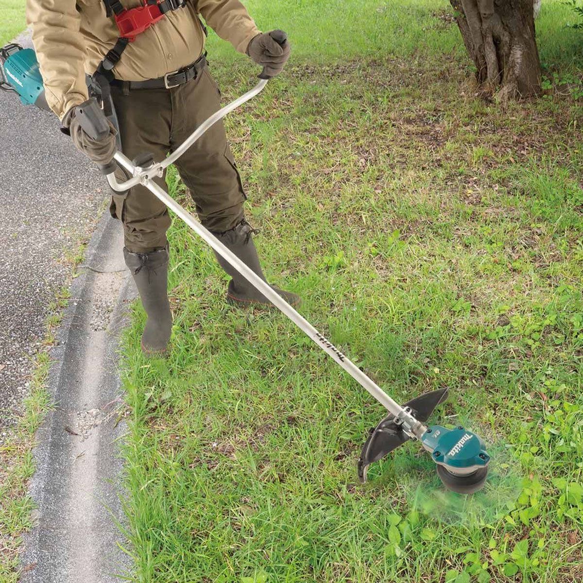 Makita UR002GD201 40V XGT Brushless Brush Cutter 350mm With 2 x 2.5Ah Batteries & Charger Item Condition Damaged Box