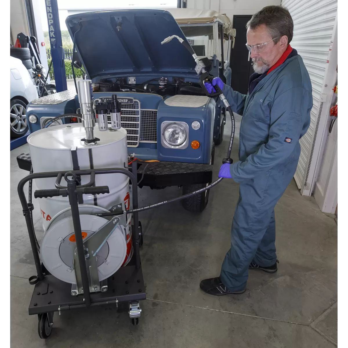 Sealey AK4562D Oil Dispensing System Air Operated with 10mtr Retractable Hose Reel