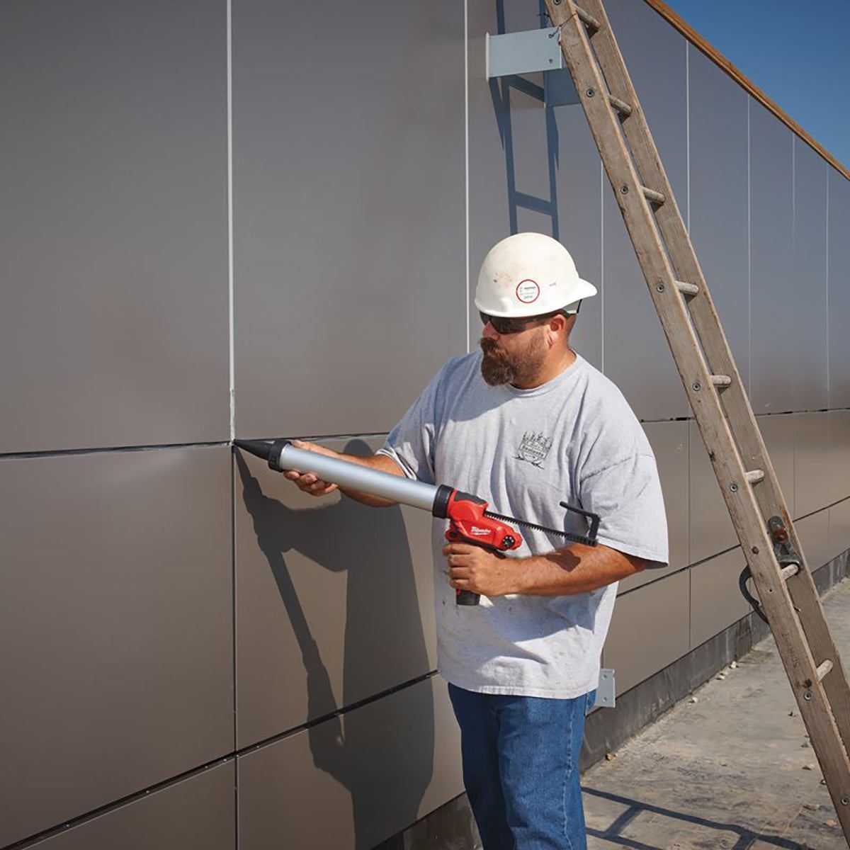 Milwaukee M12PCG/400A-201B 12V Sub Compact Caulk Gun with 1 x 2.0Ah Battery, Charger in Bag 4933451225