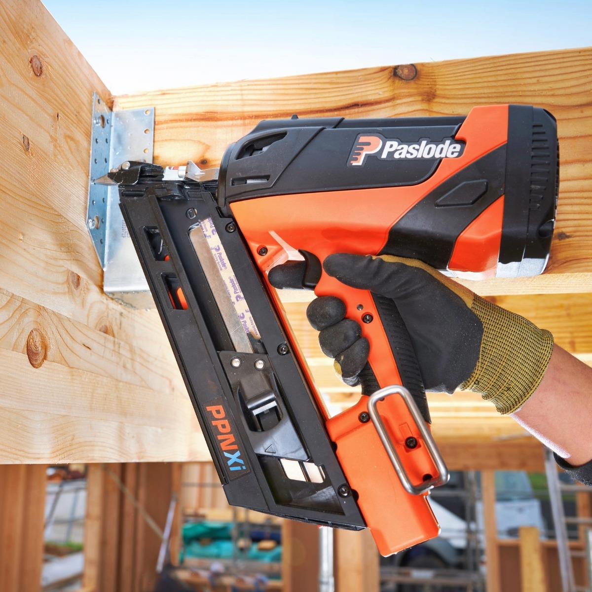 Paslode PPNXi 7.4V First Fix Gas Positive Placement Angled Nailer with 1 x 2.1Ah Battery, Charger & Case 019790