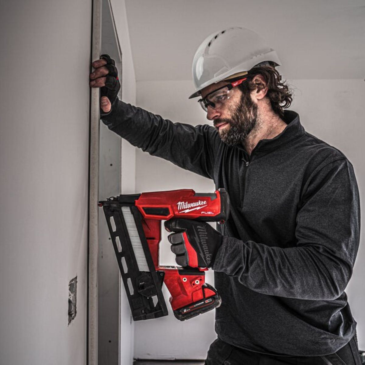 Milwaukee M18FN16GA-0 18V Brushless 16G Angled Finish Nailer with 1 x 5.0Ah Battery & Charger
