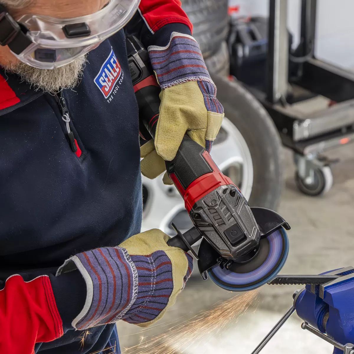 Sealey CP401LI 18V Angle Grinder 115mm 1 x 3Ah lithium-ion battery & 2.4A mains charger in a storage case