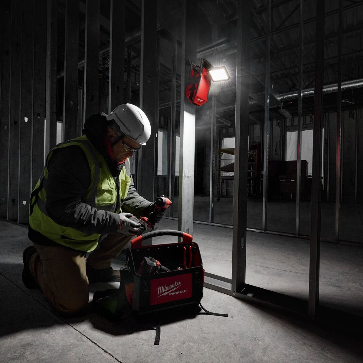 Milwaukee M18PAL2-0 18V Pivoting Area Light with 1 x 5.0Ah Battery & Charger