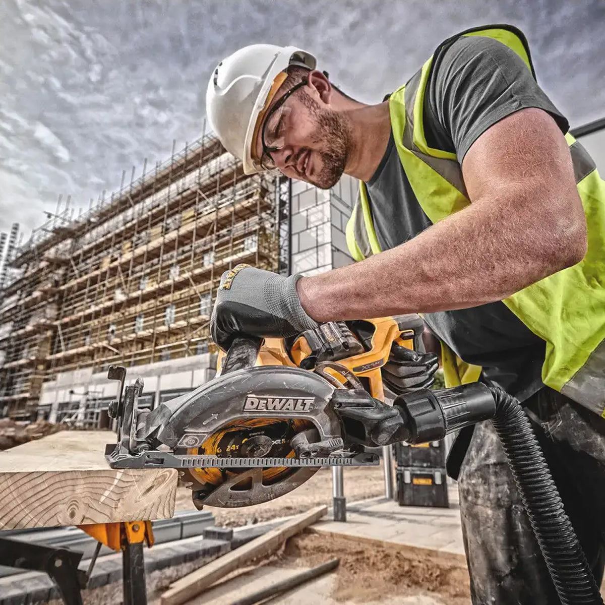 Dewalt DCS577N 54V XR FLEXVOLT Brushless Circular Saw with 1 x 9.0Ah Battery & Charger