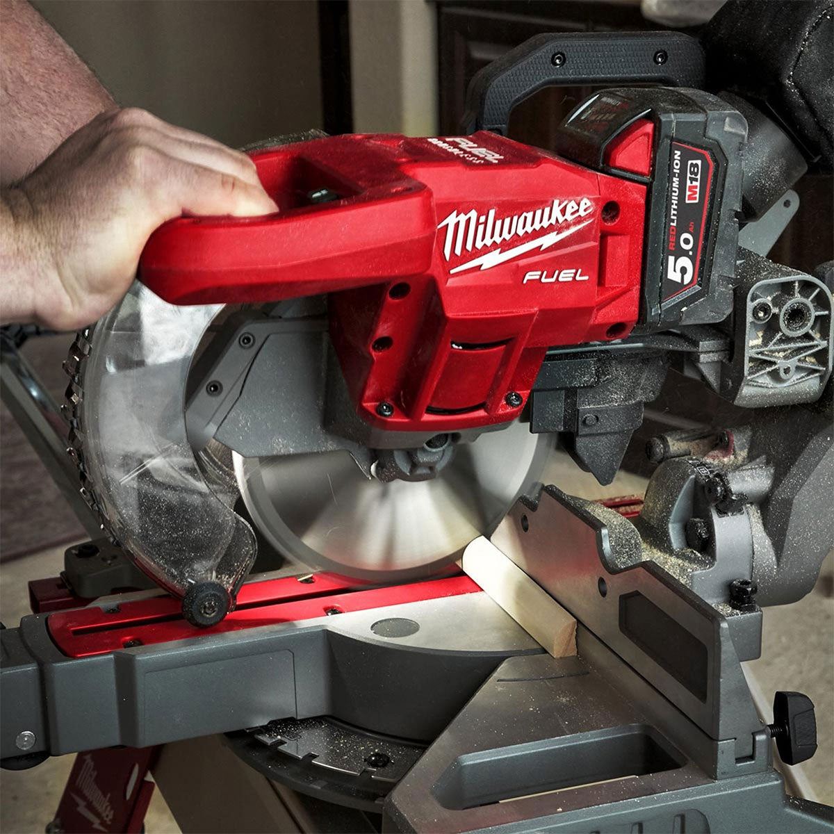 Milwaukee M18FMS190-0 18V Fuel Brushless 190mm Mitre Saw with 1 x 12.0Ah Battery Charger & Extendable Saw Stand