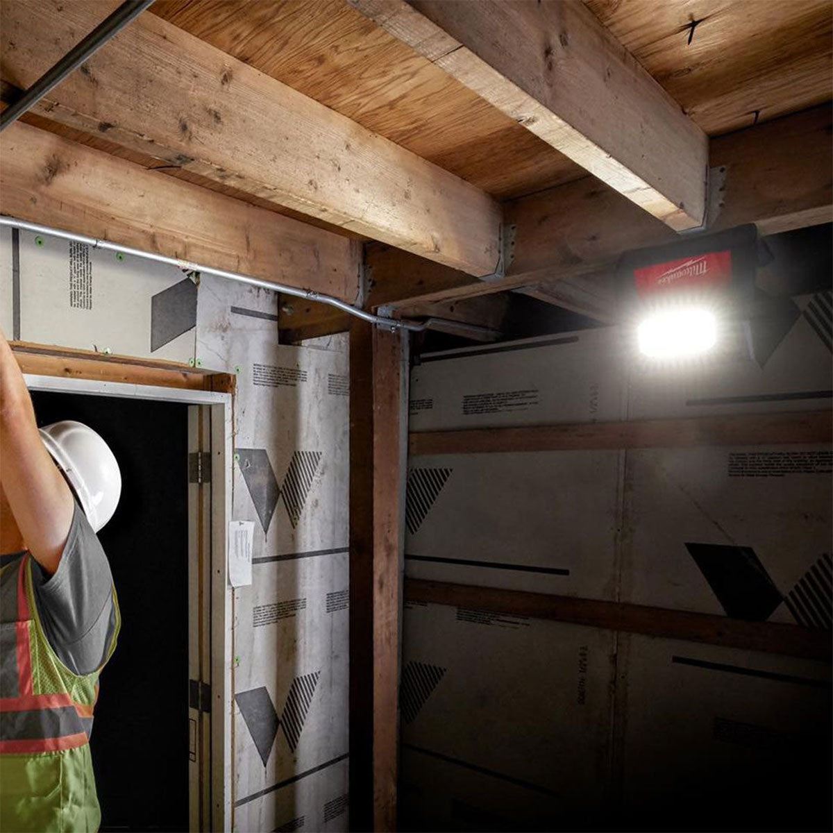 Milwaukee M18HOAL-0 18V 110v High Output Area Light with 1 x 5.5Ah Battery & Charger