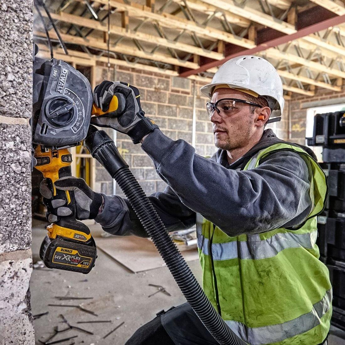 Dewalt DCG200NT-XJ 54V XR Flexvolt Brushless Wall Chaser With 1 x 6.0/2.0Ah Battery Charger & Case