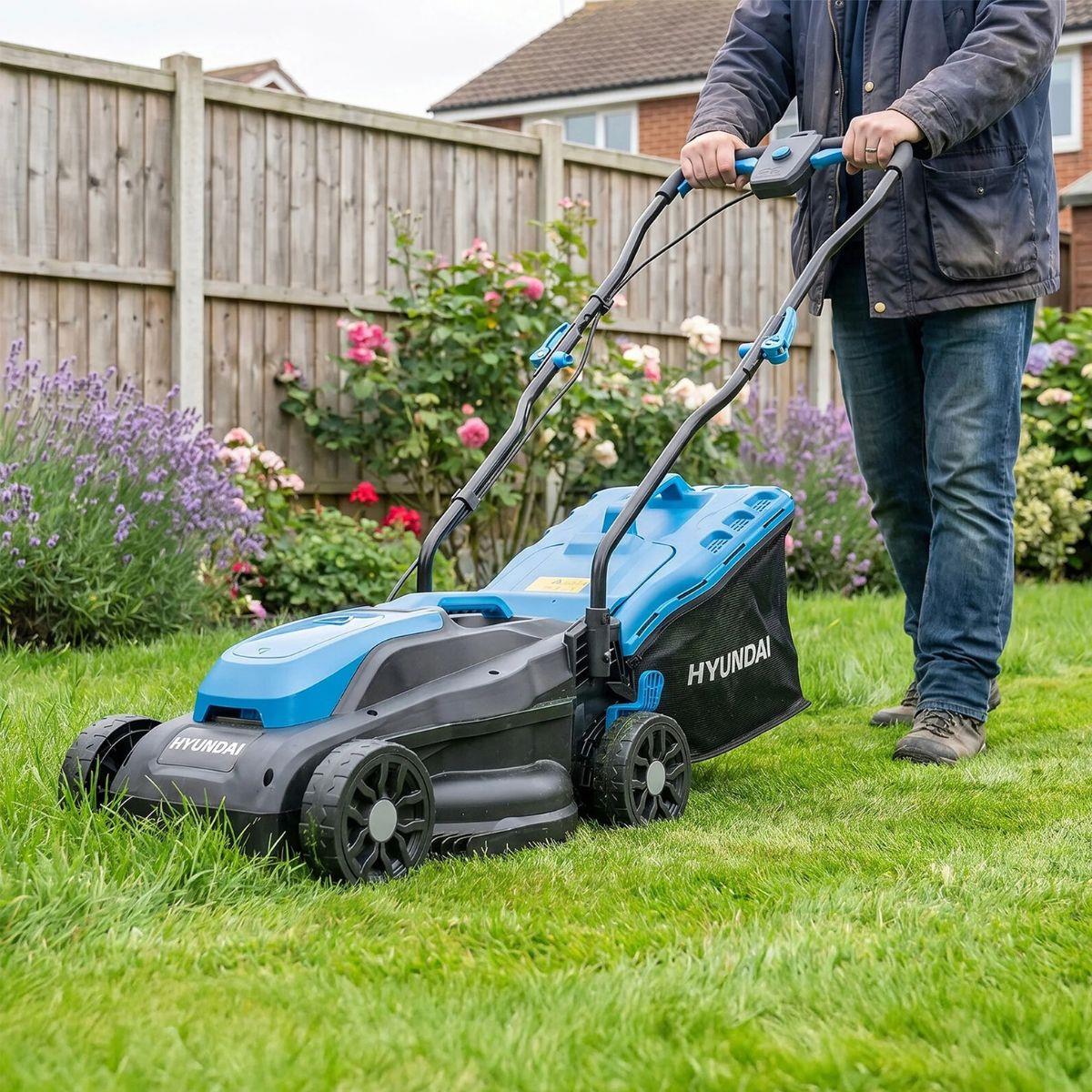 Hyundai HY20CLM33 20V Brushless Cordless Lawnmower 33cm/13 Inch With 32L Collection Bag