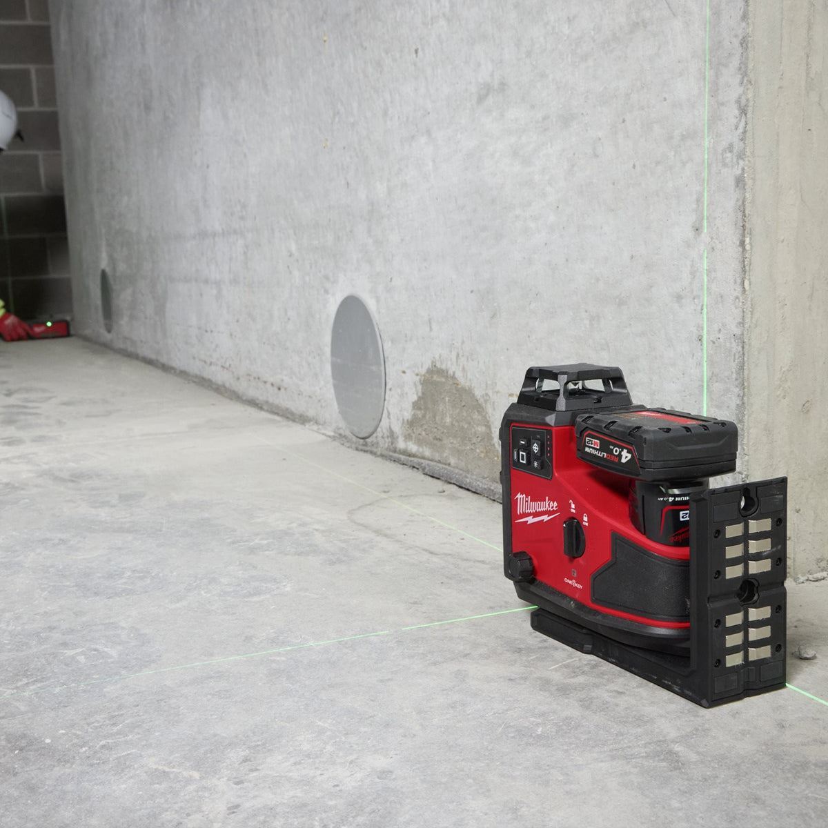 Milwaukee M12A3PLO-0C 12V M12 Green Auto Alignment 360° 3 Plane Laser with 1 x 2.5Ah Battery Charger & Case