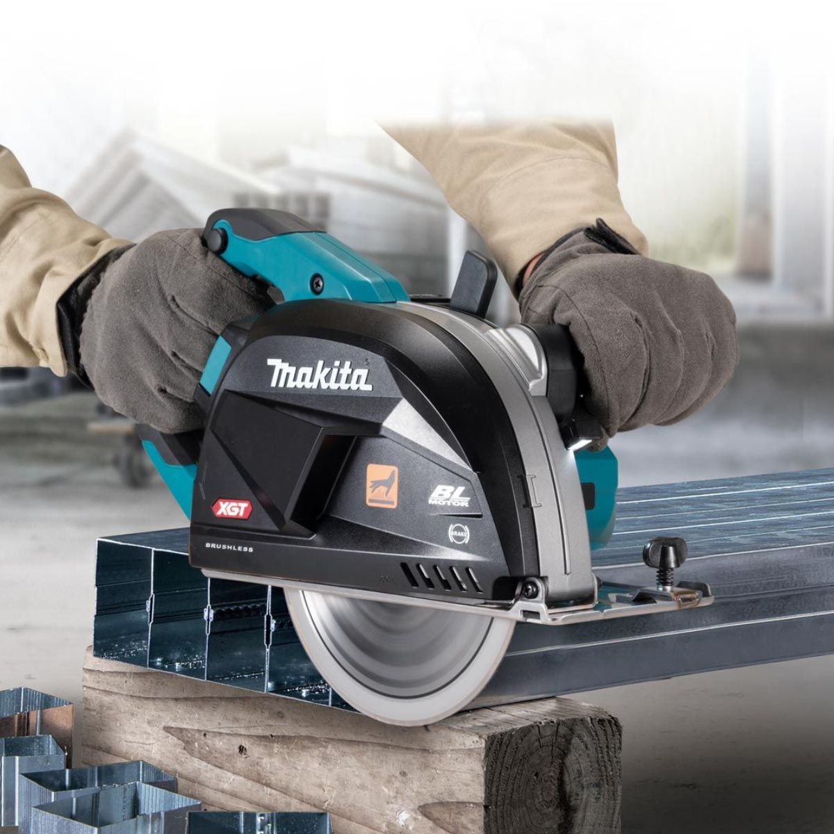 Makita CS002GZ01 40V 185mm Brushless Metal Cutter Saw with 1 x 2.5Ah Battery & Charger