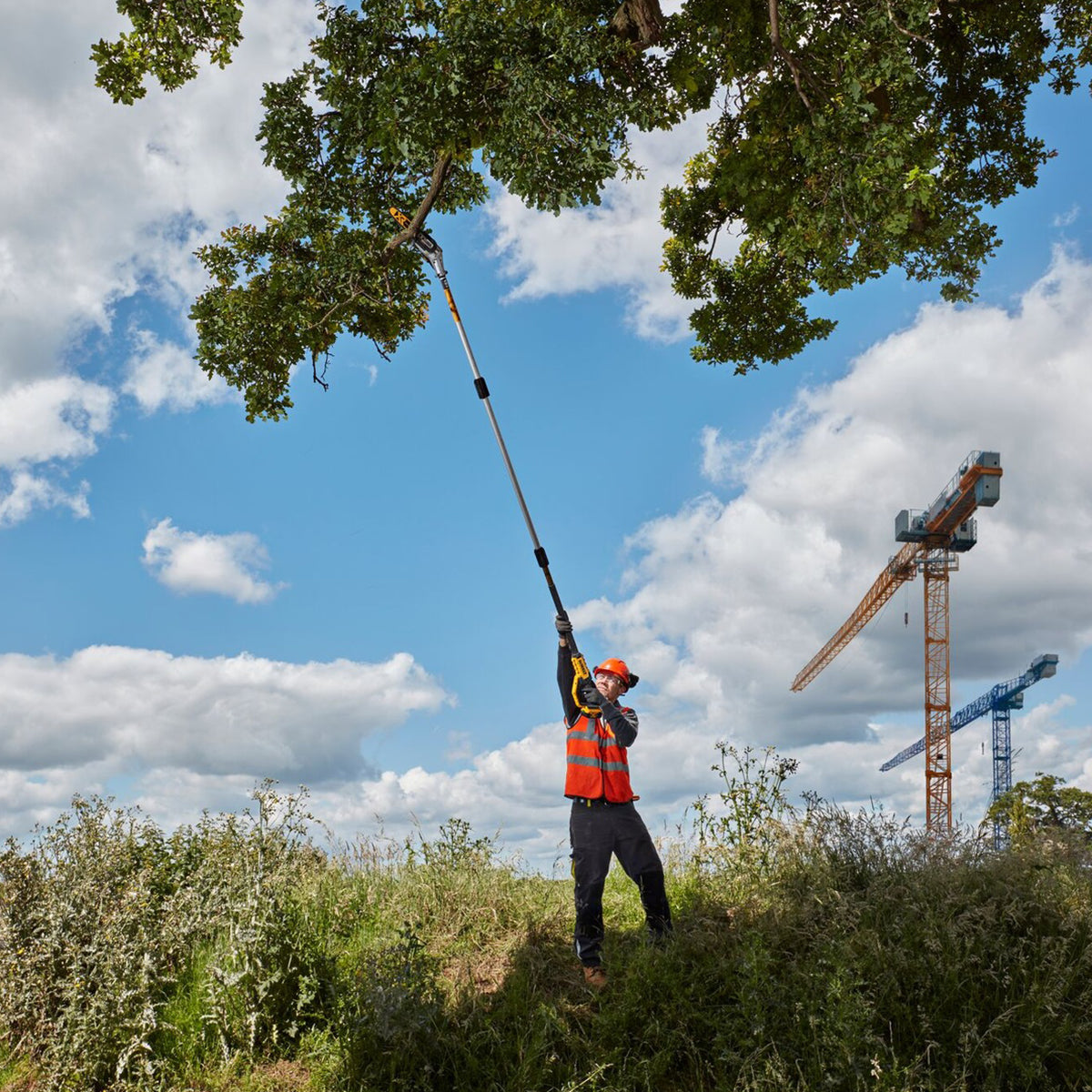 Dewalt DCMPS567N-XJ 18V XR Brushless Pole Saw with 1 x 4.0Ah Battery & Charger