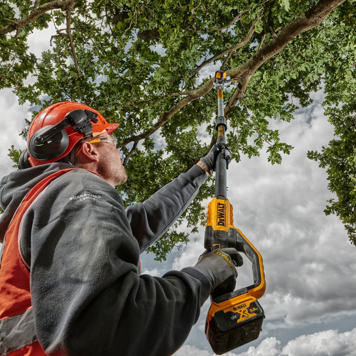 Dewalt DCMPS567N-XJ 18V XR Brushless Pole Saw with 1 x 5.0Ah Battery & Charger