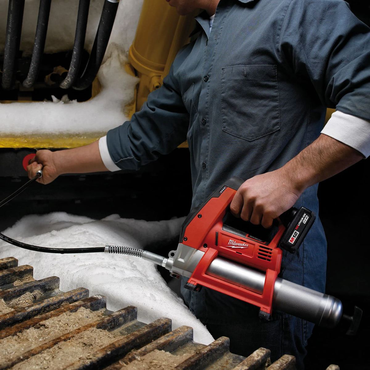 Milwaukee M12GG-0 12V Cordless Grease Gun with 1 x 6.0Ah Battery & Charger