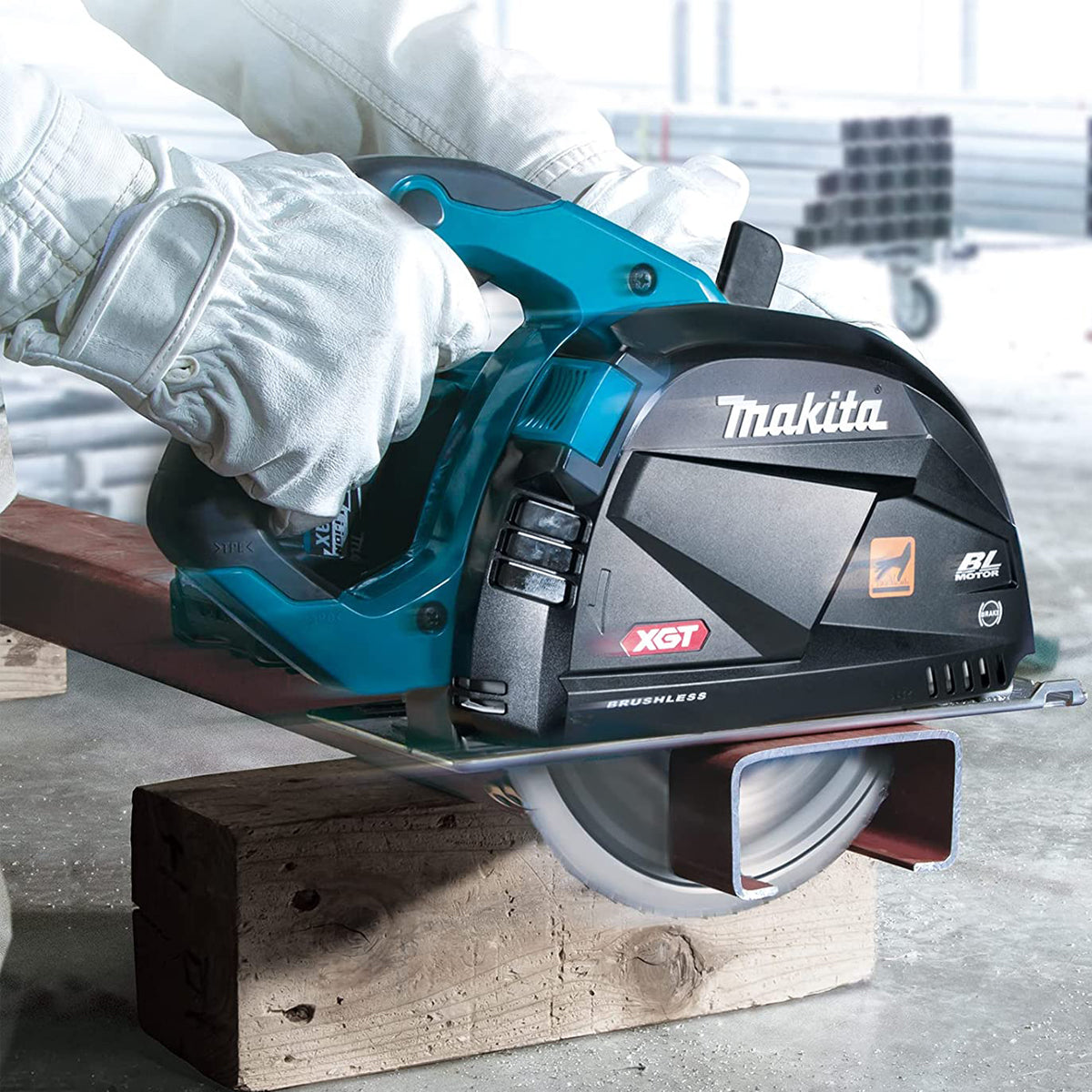 Makita CS002GD201 40V XGT Brushless 185mm Metal Cutter With 2 x 2.5Ah Battery Charger & Type 4 Case