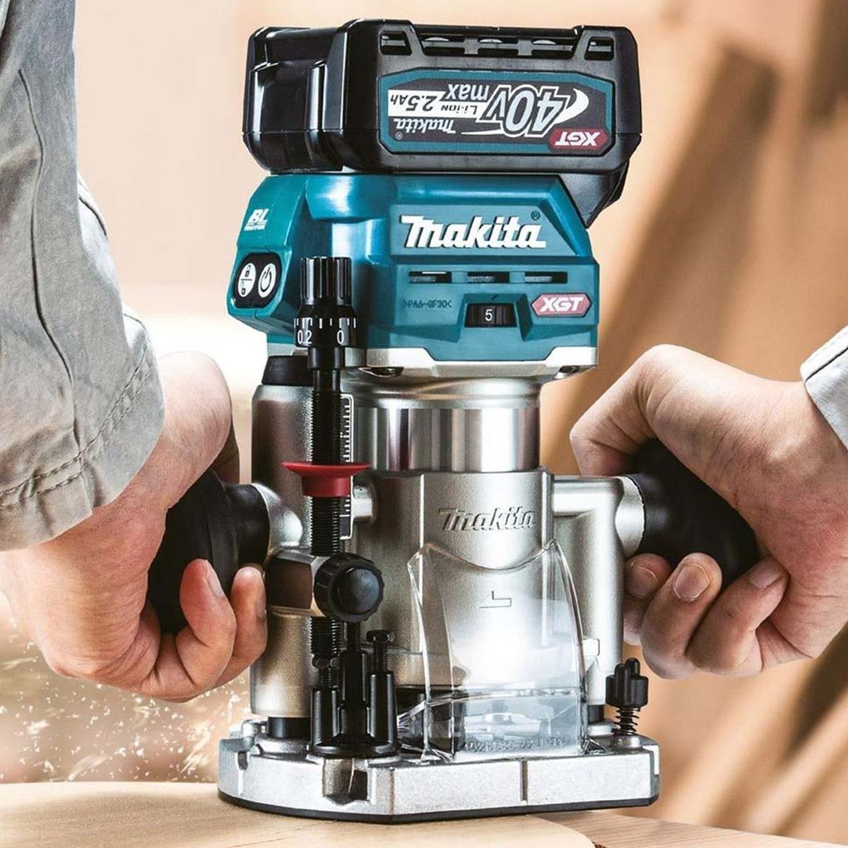 Makita RT001GZ16 40Vmax XGT Brushless Router Trimmer With 1 x 2.5Ah Battery Charger & 12 Piece Cutter Set