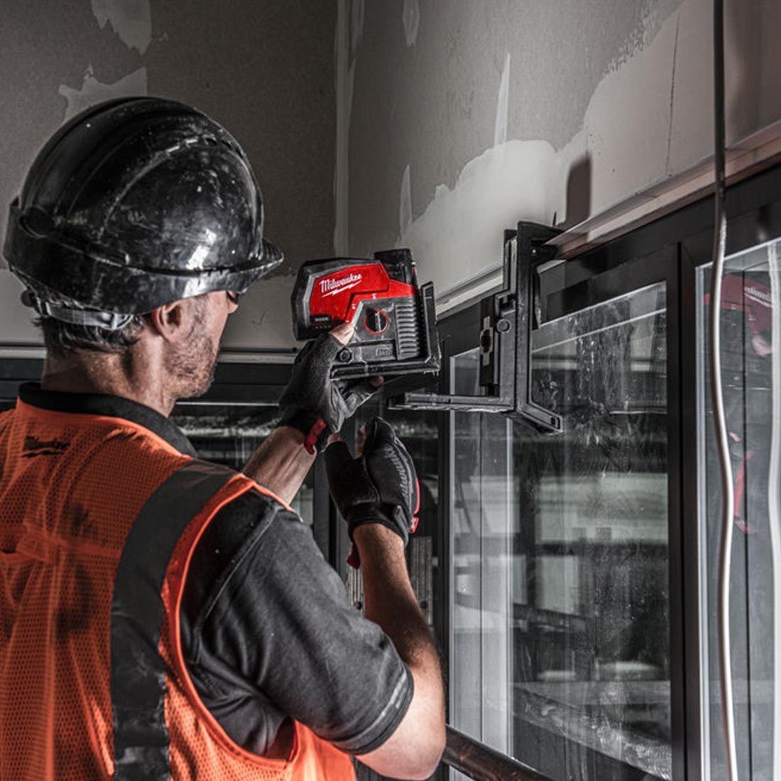 Milwaukee M12CLLP-0 12V Green Cross Line 2 Plane Laser 360° with 1 x 6.0Ah Battery Charger & Case