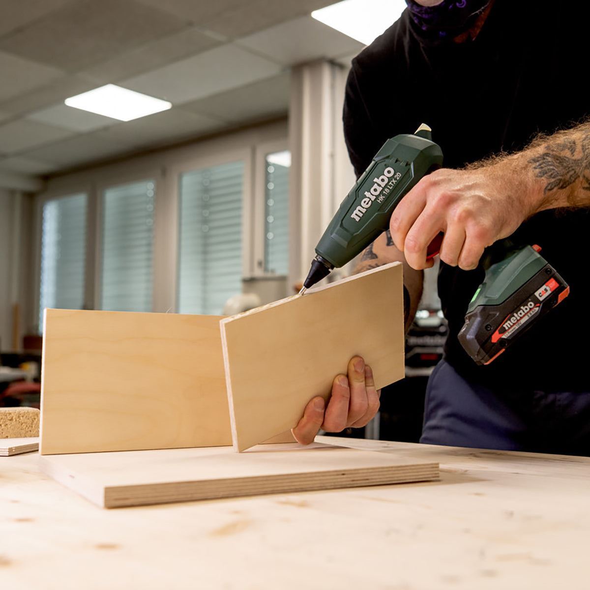 Metabo HK 18 LTX 20 18V Hot Glue Gun with 1 x 8.0Ah Battery, Charger, Glue Sticks & Metabox