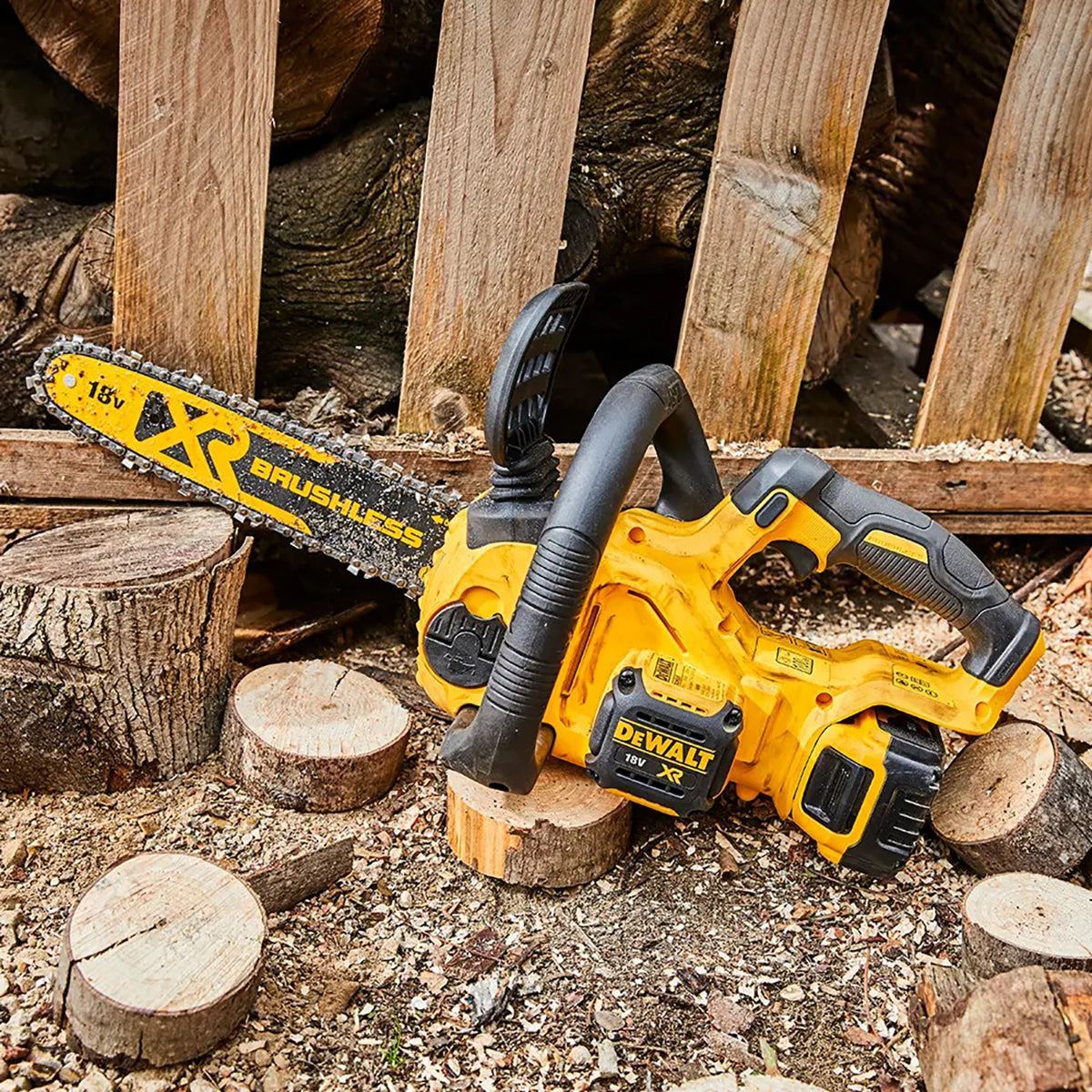 Dewalt DCMCS565P1-GB 18V XR Brushless 30cm Chainsaw with 1 x 5.0Ah Battery & Charger