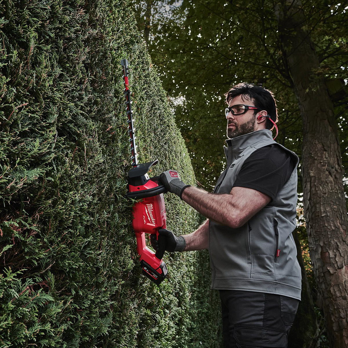 Milwaukee M18FHET45-802 M18 FUEL 18V Brushless 45cm Hedge Trimmer with 2 x 8.0Ah Batteries & Charger 4933493295