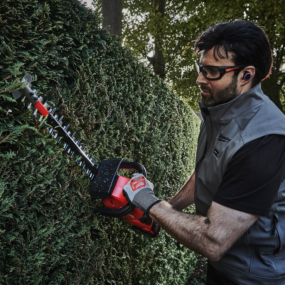 Milwaukee M18FHET45-802 M18 FUEL 18V Brushless 45cm Hedge Trimmer with 2 x 8.0Ah Batteries & Charger 4933493295