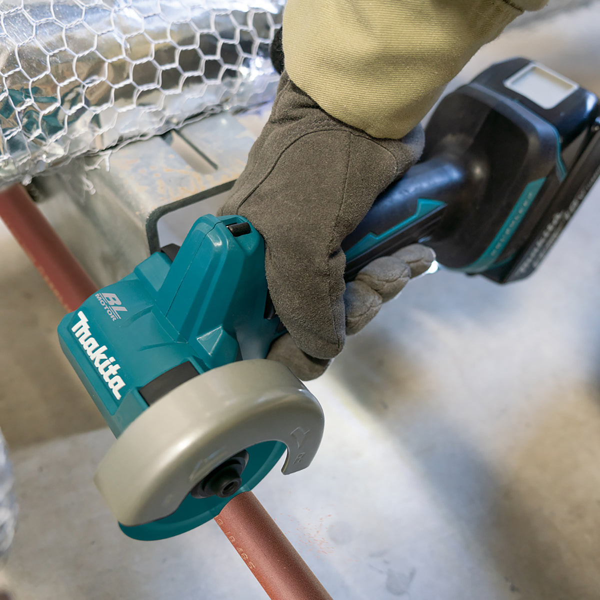 Makita DMC300RTJ 18V LXT Brushless 76mm Cut-off Saw With 2 x 5.0Ah Batteries, Charger In Case