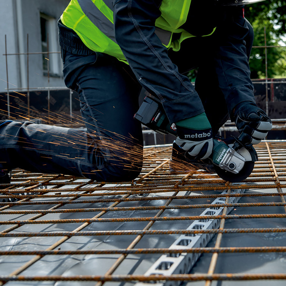 Metabo W 18 L BL 9-125 18V Brushless 125mm Angle Grinder with 1 x 5.2Ah Battery Charger & Bag