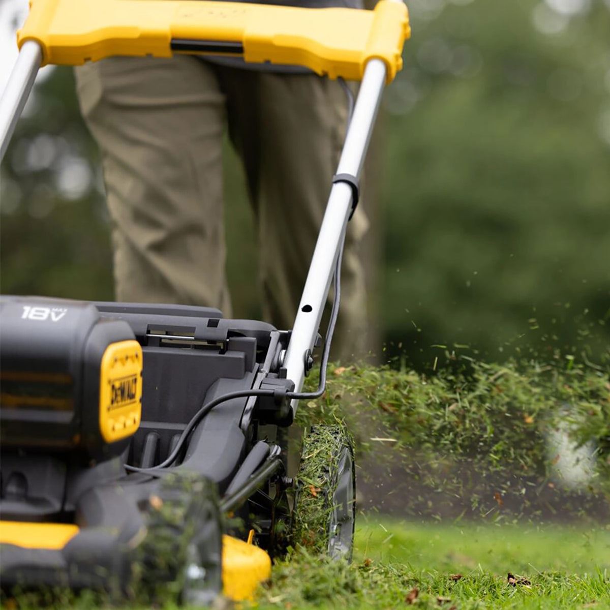 Dewalt DCMWSP156N-XJ 36V Brushless 53cm Self-Propelled Lawn Mower with 2 x 5.0Ah Battery & Charger