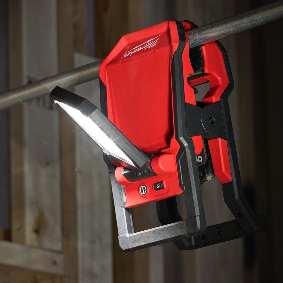 Milwaukee M18PAL2-0 18V Pivoting Area Light with 1 x 12.0Ah Battery & Charger