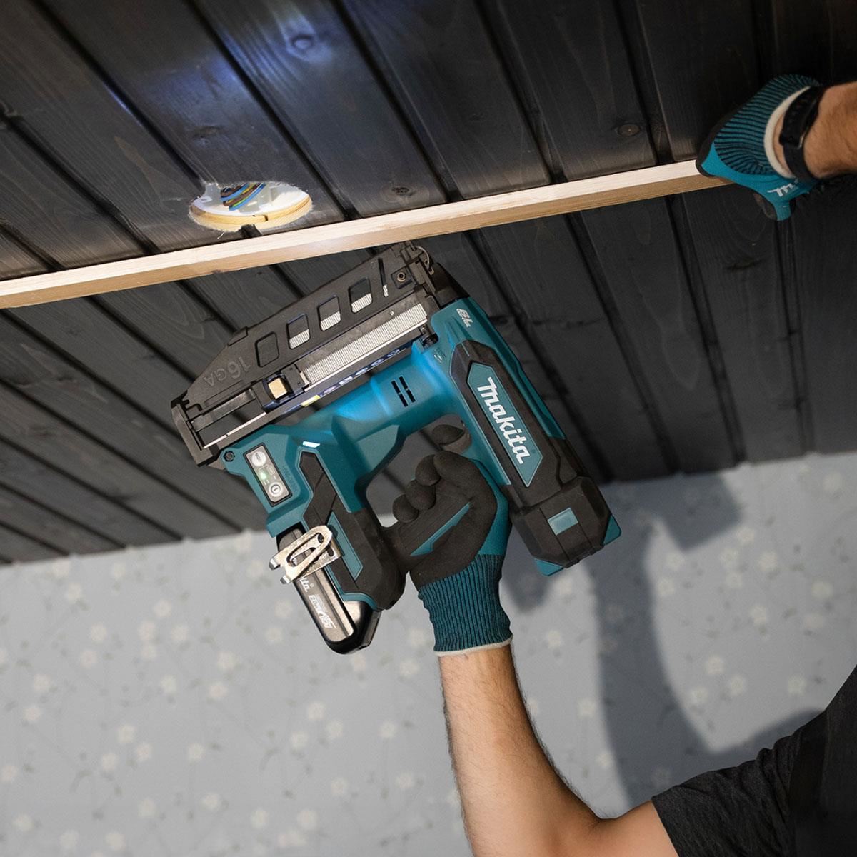Makita DBN601RTJ 18V LXT 16G Brushless Finishing Nailer With 2 x 5.0Ah Battery, Charger & Case