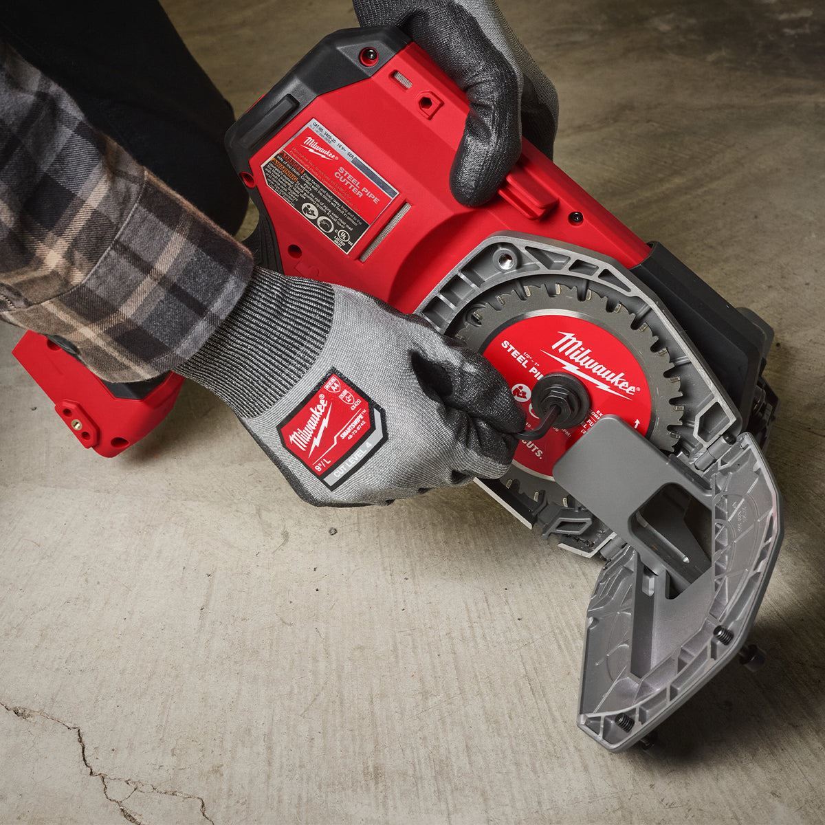 Milwaukee M18FPCS-0 18V M18 FUEL Brushless Steel Pipe Cutter with 1 x 12.0Ah Battery & Charger