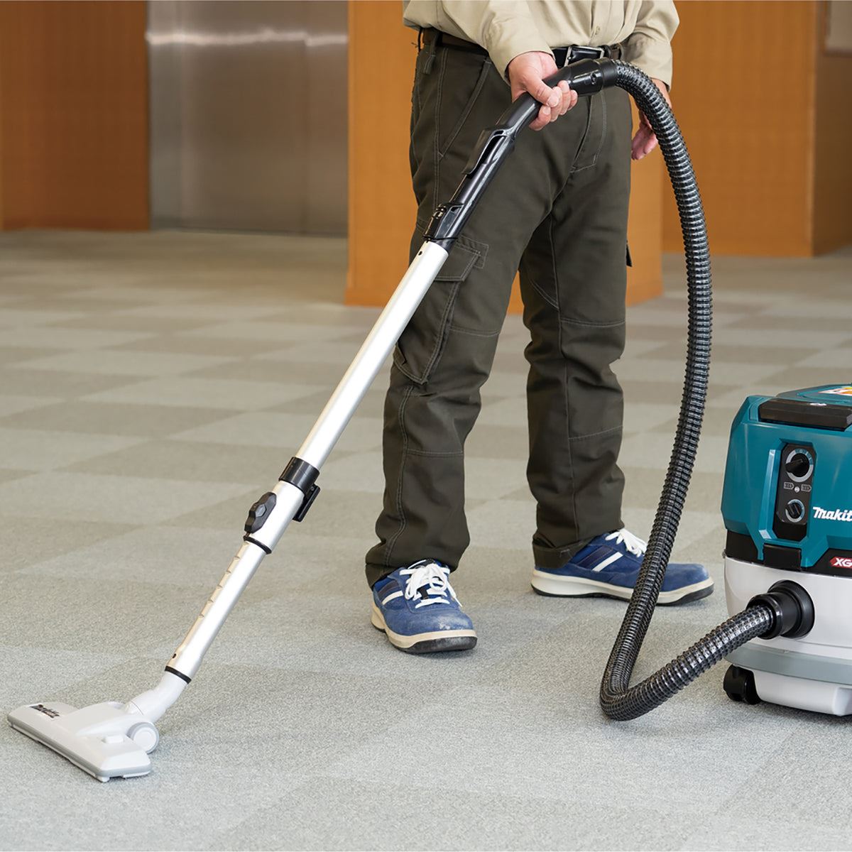 Makita VC001GLZ 40Vmax XGT L-Class Brushless Dust Extractor Body Only Item Condition Damaged Box