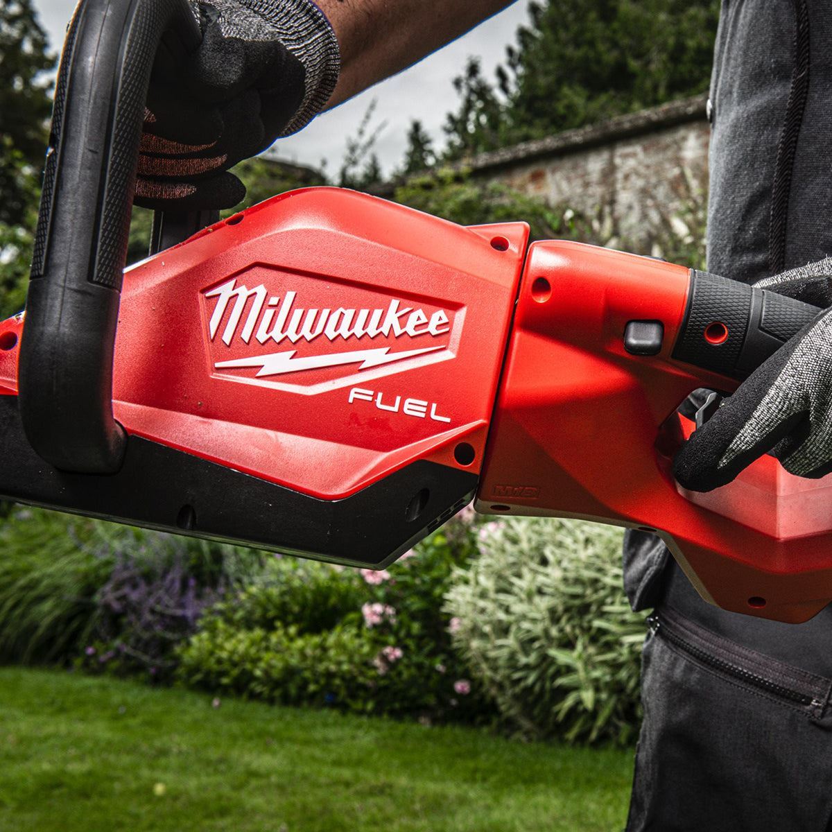 Milwaukee M18FHET75G2-802 18V Fuel Brushless 75cm Hedge Trimmer with 2 x 8.0Ah Battery & Charger 4933498389