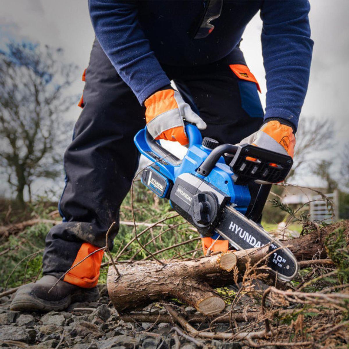 Hyundai HY20CCS10 20V Cordless Chainsaw 25cm 1 X 4Ah Battery and Charger