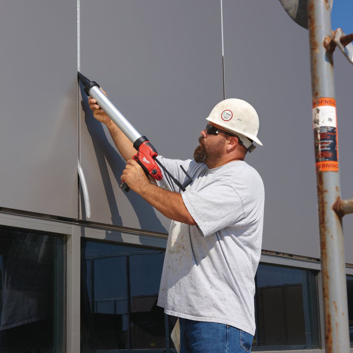 Milwaukee M12PCG/400A-201B 12V Sub Compact Caulk Gun with 1 x 2.0Ah Battery, Charger in Bag 4933451225