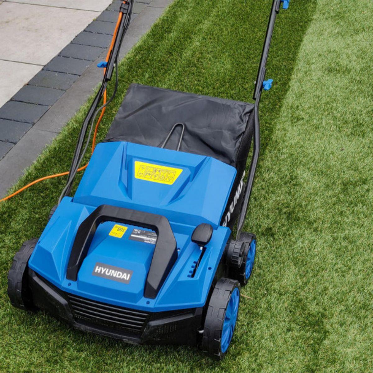 Hyundai HYSW1600E 38cm Artificial Grass Sweeper Multi-use Brush 45L Collection Bag 230V/1600W