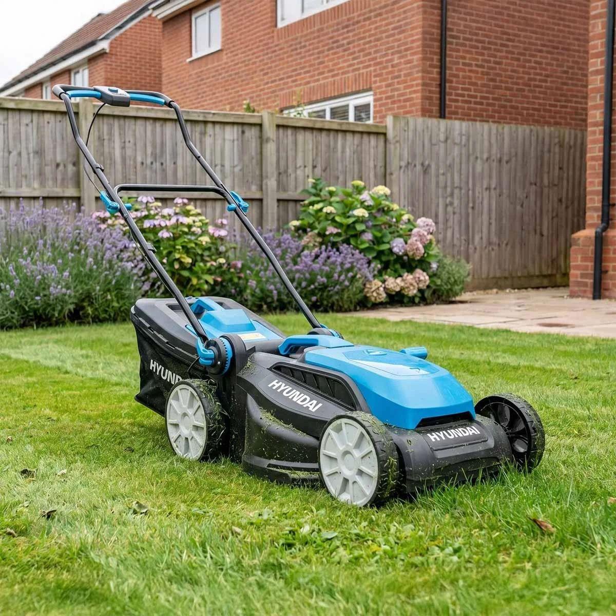 Hyundai HY40CLM38 2 x 20V Brushless Cordless Lawnmower 38cm with 2 x 4.0Ah Batteries and Charger
