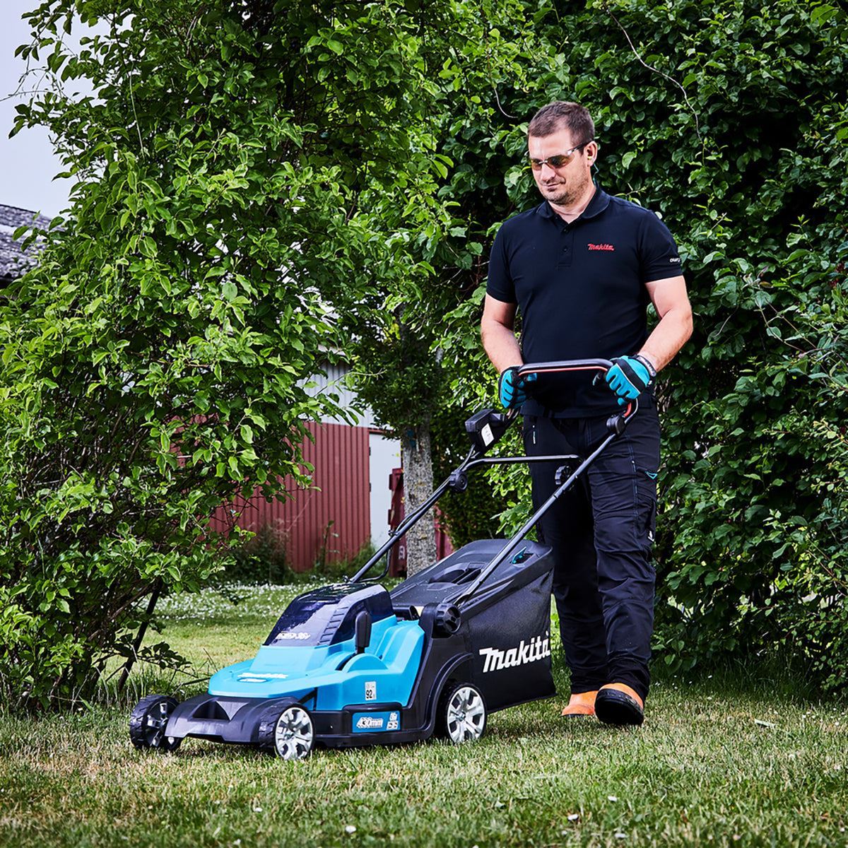 Makita DLM432PT2 36V LXT Cordless 43cm Lawn Mower With 2 x 5.0Ah Batteries & Charger