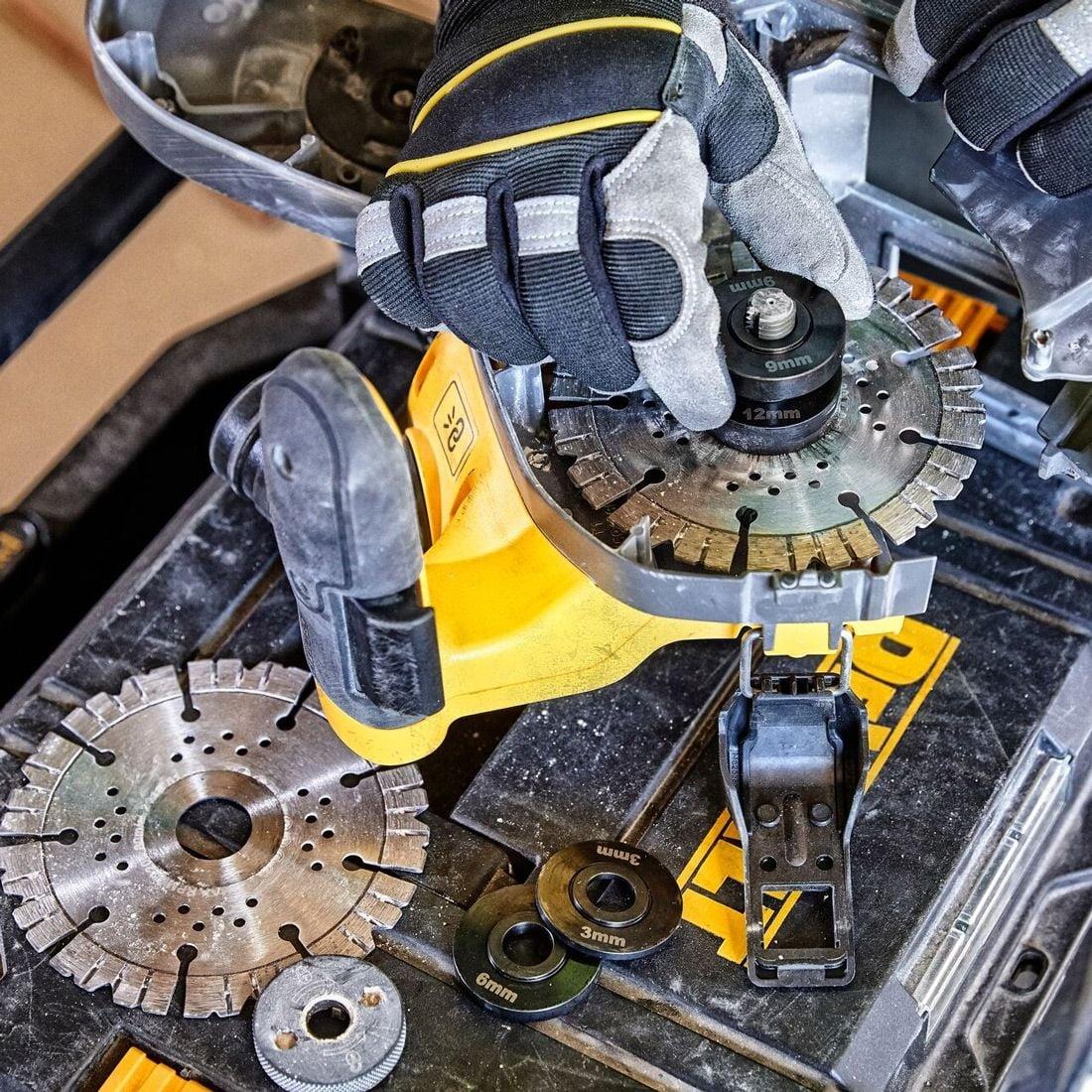 Dewalt DCG200NT-XJ 54V XR Flexvolt Brushless Wall Chaser With 1 x 9.0/3.0Ah Battery Charger & Case