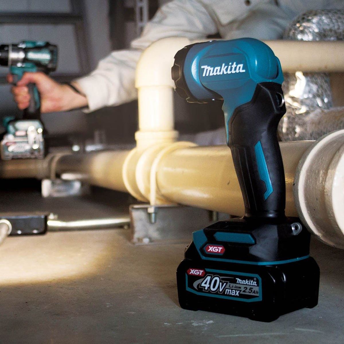 Makita ML001G 40V Max XGT LED Flashlight with 1 x 4.0Ah Battery & Charger