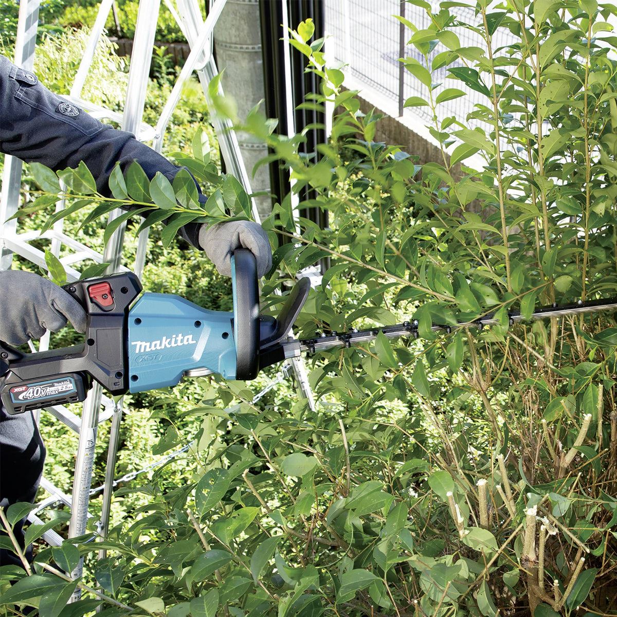 Makita UH006GD201 40V XGT 60 cm Brushless Hedge Trimmer with 2 x 2.5Ah Batteries and Charger
