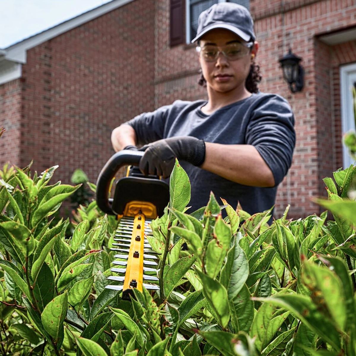 Dewalt DCMHT573X1-GB 54V XR FlexVolt Brushless 65cm Hedge Trimmer with 1 x 9.0Ah Battery & Charger