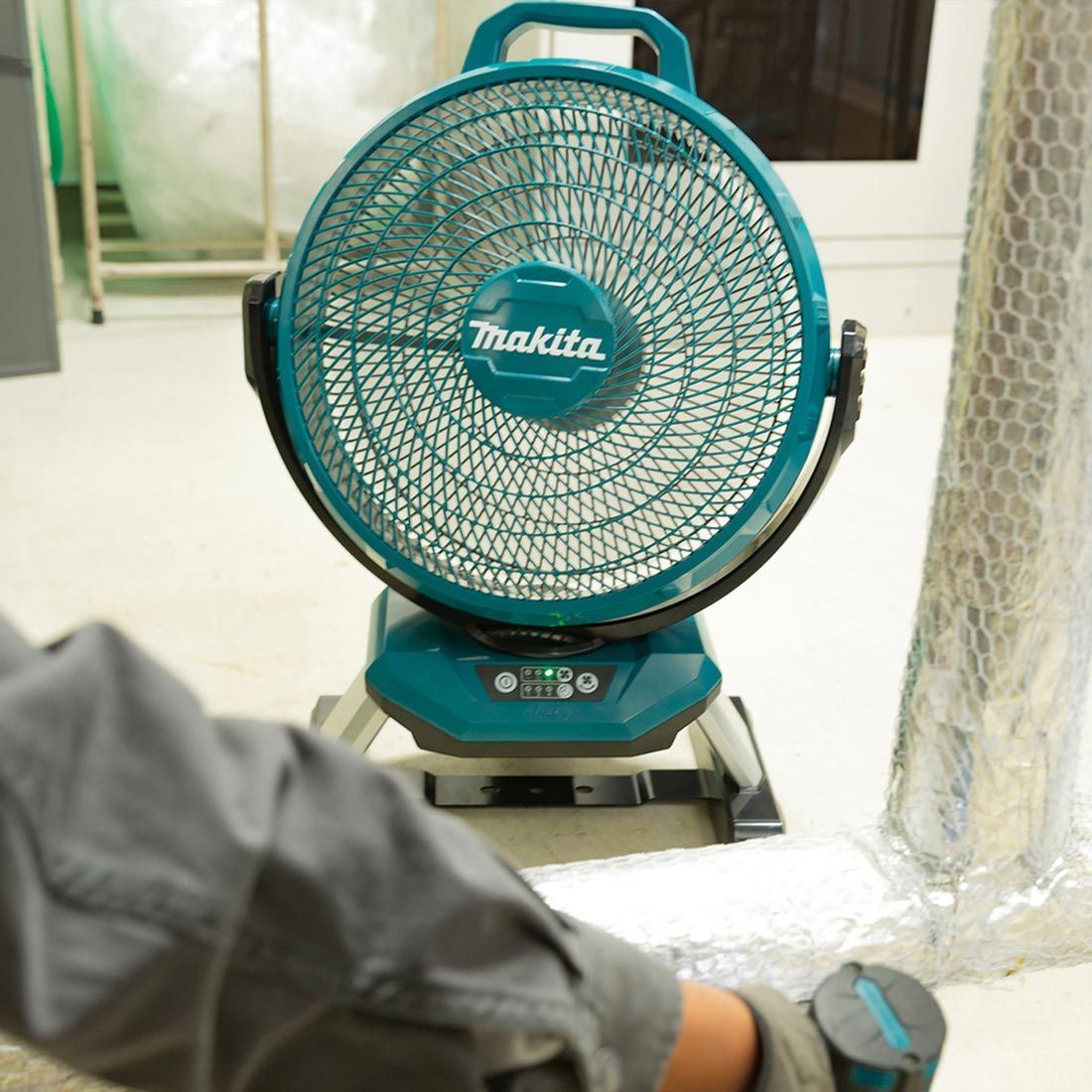 Makita DCF301Z 18V Cordless Portable Fan with 1 x 5.0Ah Battery & Charger