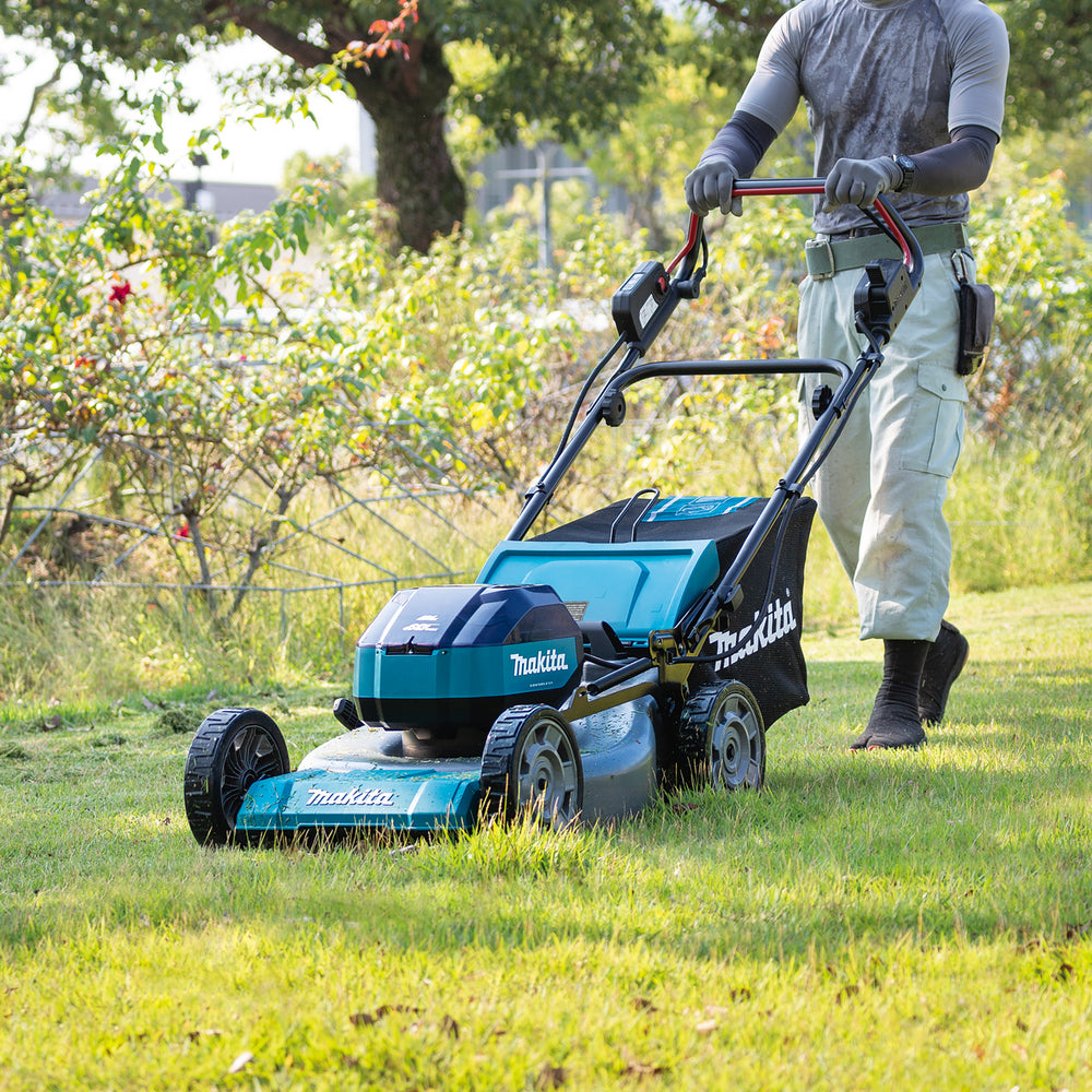 Makita LM004JM101 64Vmax 53cm Brushless Lawn Mower With 1 x BL6440 4.0Ah Battery & DC64WA Charger