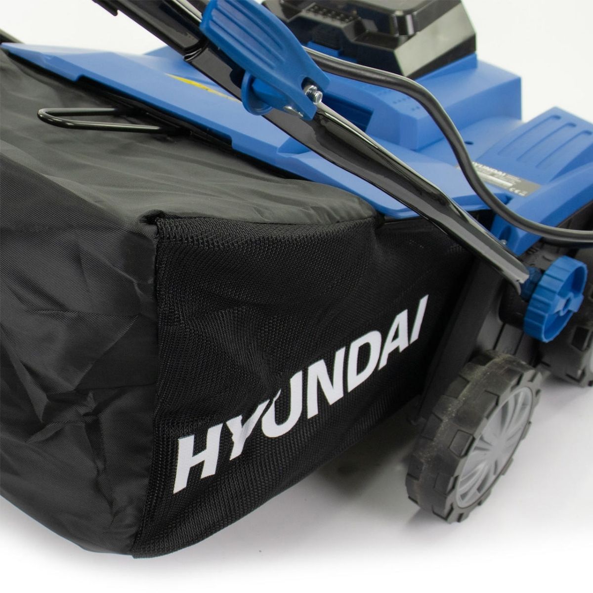 Hyundai HY2197 40V Artificial Grass Brush 38cm With 2 x 4Ah Li-ion Batteries & Charger, 45L Grass Catcher