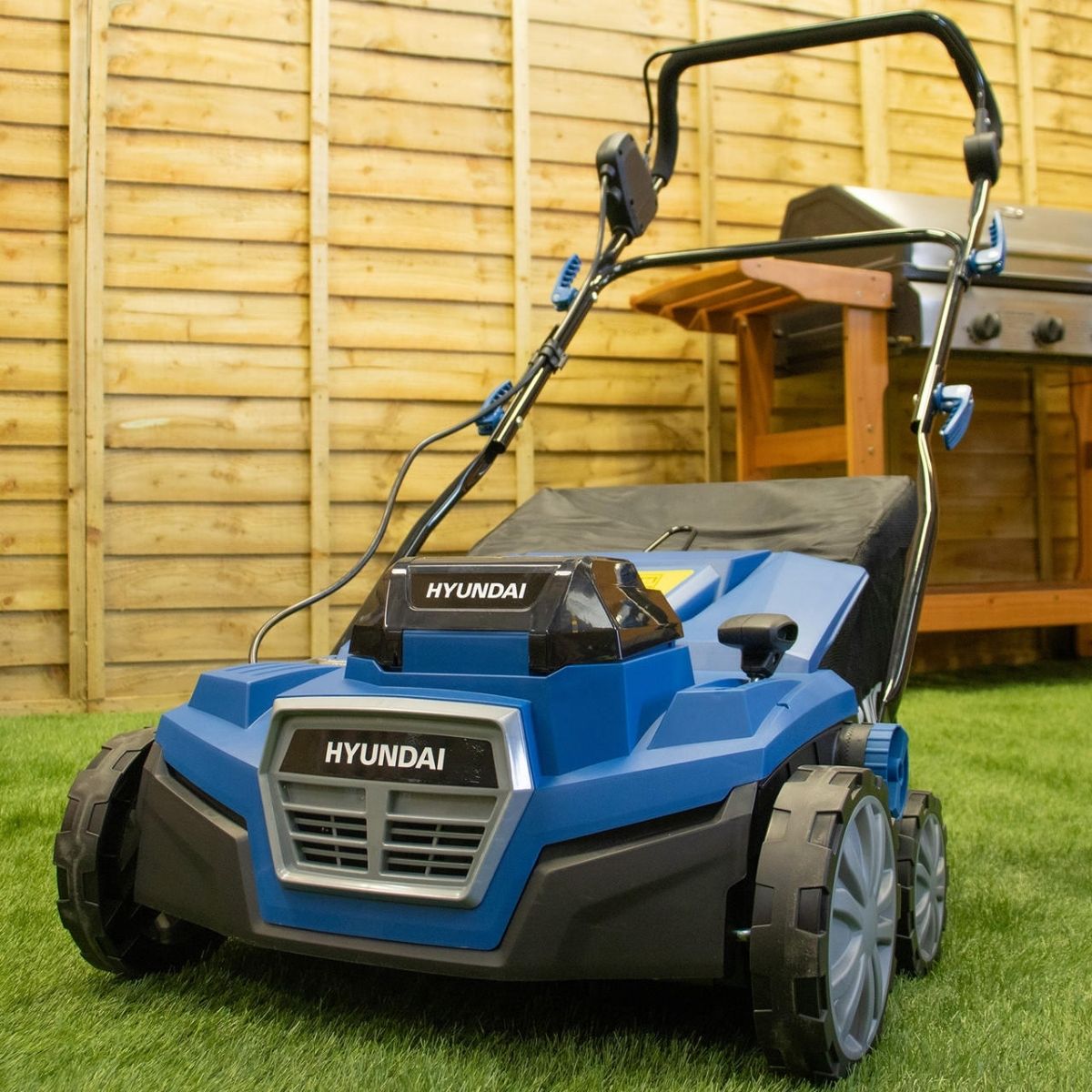 Hyundai HY2197 40V Artificial Grass Brush 38cm With 2 x 4Ah Li-ion Batteries & Charger, 45L Grass Catcher