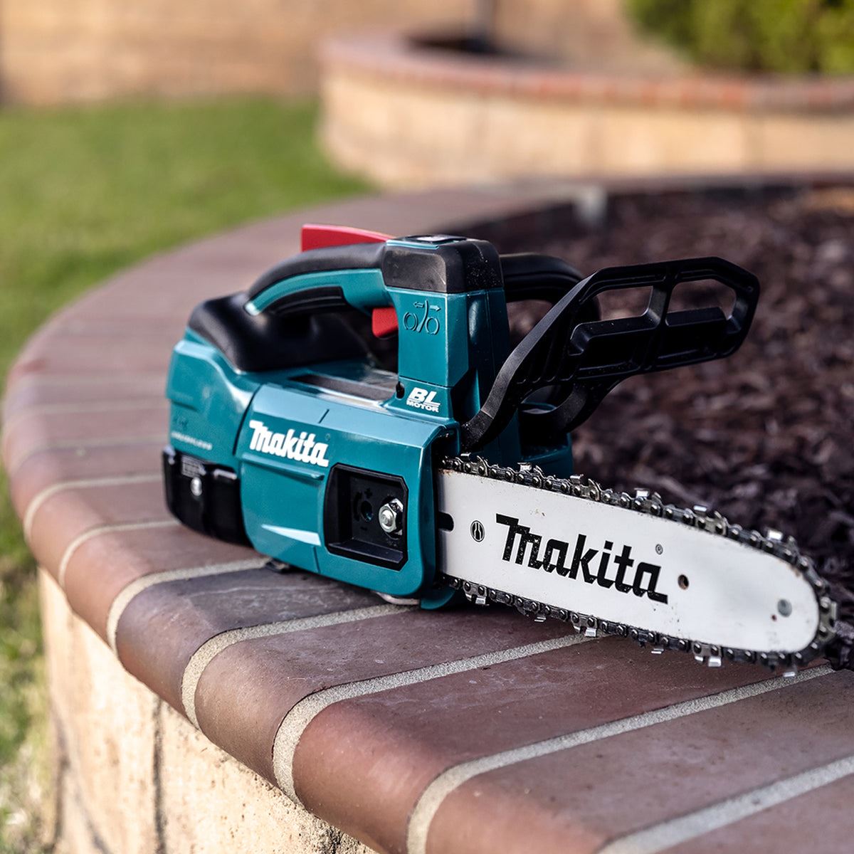 Makita DUC254RT 18V LXT Brushless 25cm Chainsaw With 1 x 5.0Ah Battery & Charger