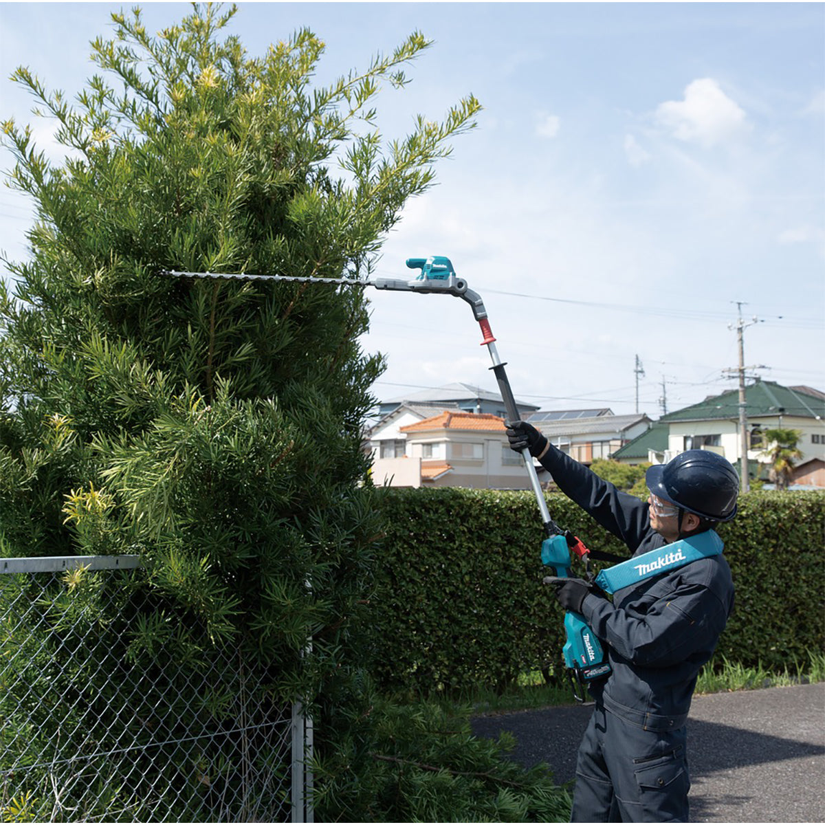 Makita UN001GZ 40V XGT Brushless Cordless Pole Hedge Trimmer With 1 x 4.0Ah Battery & Charger